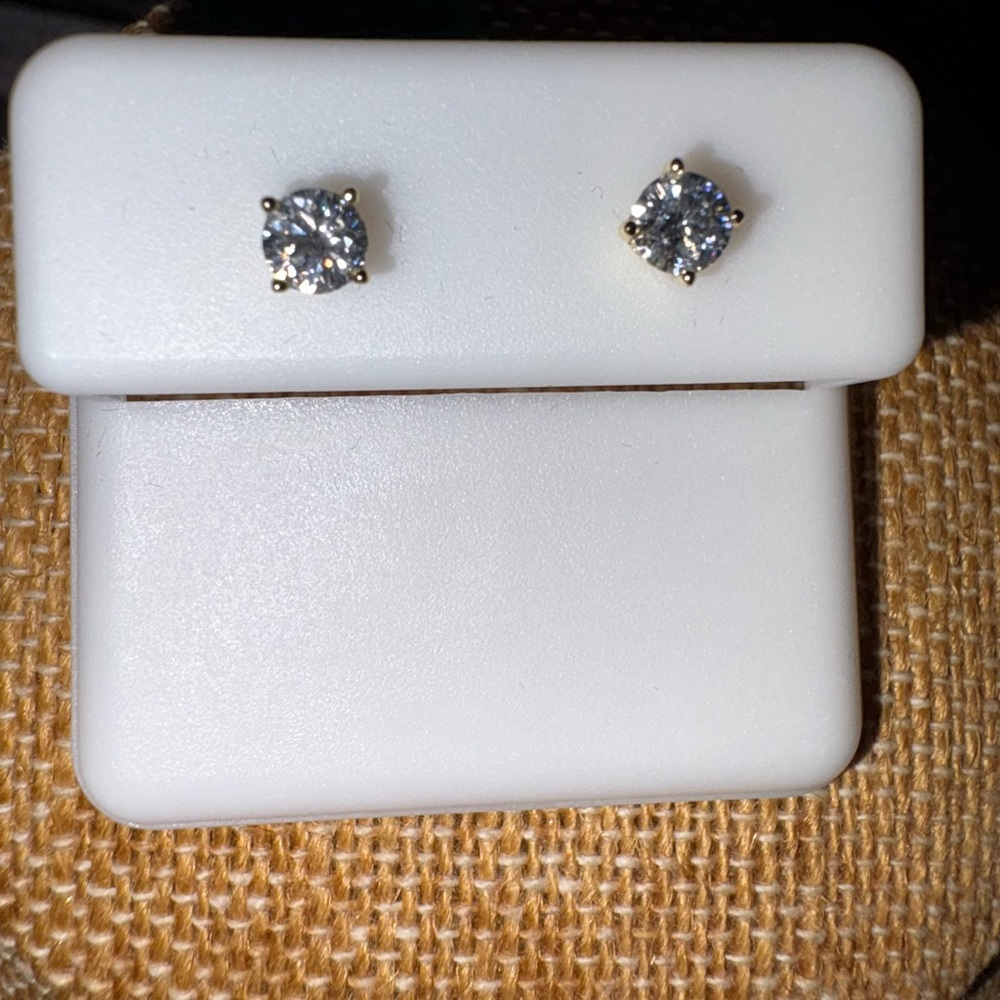 Kate Spade Crossbody, 4 Pieces of Aminnah and 14k over Sterling Moissanite Studs - Picture 8 of 9